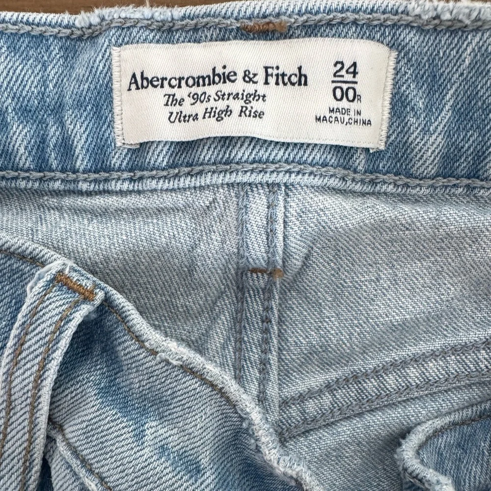 Abercrombie 90’s Ultra High-Rise Straight Light Wash Criss Cross Women's Jeans - Picture 2 of 5